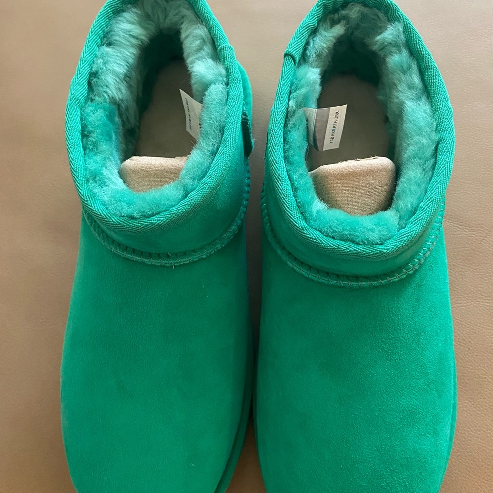 UGGS! Women’s classic ultra mini boot